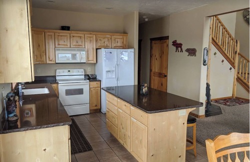 Garden City House | Raspberry Bear Lake Lodge - 6 Bed 3 Bath. Great View Of The Lake! Perfect For Big Families!