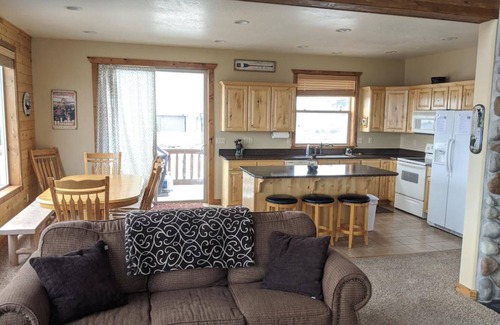 Garden City House | Raspberry Bear Lake Lodge - 6 Bed 3 Bath. Great View Of The Lake! Perfect For Big Families!
