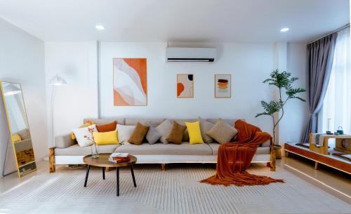 Ratchadaphisek Villa | Ratchada Retreat Bespoke Urban Villa 3