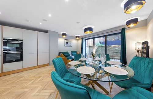 Abbey Road Apartment | Rate Reduction - 2BR Abbey Road Location of Beatles Famous Photo - Private Patio