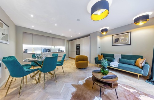 Abbey Road Apartment | Rate Reduction - 2BR Abbey Road Location of Beatles Famous Photo - Private Patio