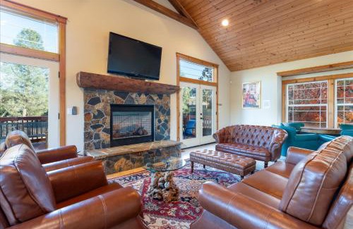 Oakhurst House | Rathore Von Liecthi Lodge with spaarcade roomplayground and more