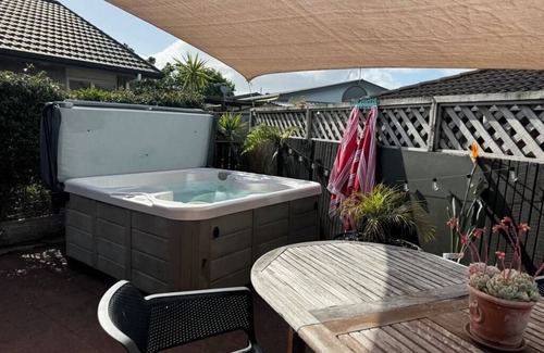 Raumati Beach House | Raumati DelightnWalk to the beach, play area & village. Comfy, family feel home