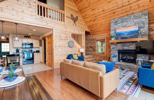 Wolf Laurel Cabin | Raven Cliff - Mountain Views/7 Person Hot Tub