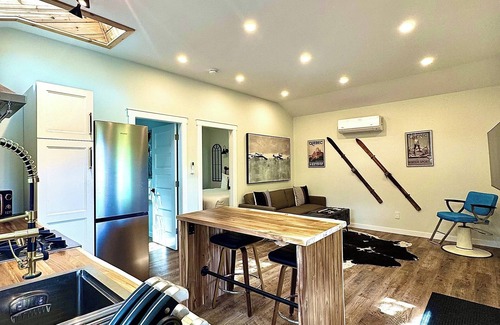 Balfour Ski Chalet | RAVEN’S NEST *Tiny Luxury Mountain Chalet* Spectacular Indoor & Outdoor living!
