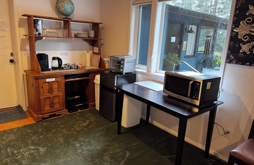 Jacoby Creek Apartment | Raven's Nest: Tranquil Forest Suite 5 min to Downtown Arcata with Redwood Views