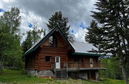 Golden Cabin | Raven's Roost - Rural Cabin Minutes from Golden