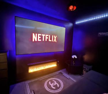 Bradford Apartment | Rawson Apartments - Stylish City Centre Hideaway with 85 inch TV Cinema Room & Pool Table