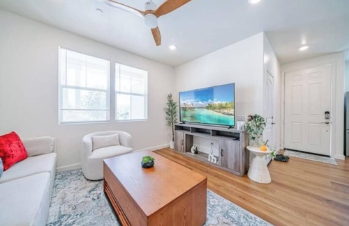Mira Loma Cottage | RBD near the airport