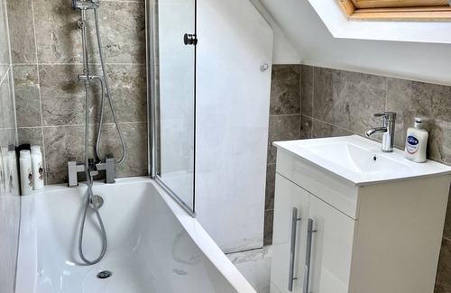 Luton Apartment | Reach for the sky with this apartment (2nd floor)