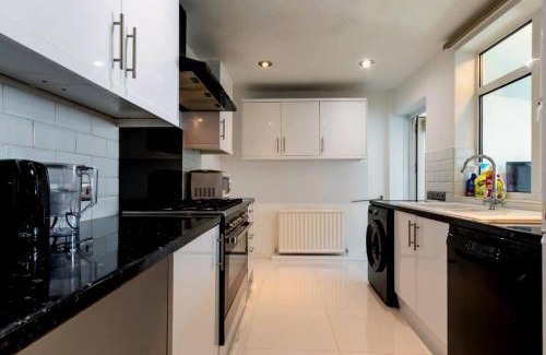 Tilehurst House | Reading - 3-Bed House - Sleeps 6 - Garden - WiFi