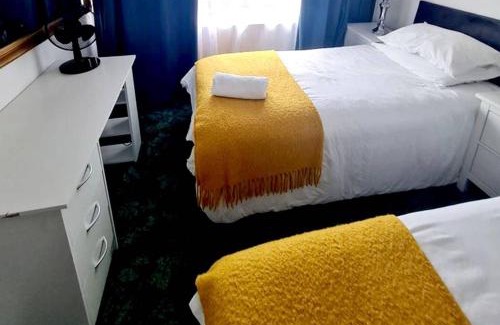 Tilehurst House | Reading - 3-Bed House - Sleeps 6 - Garden - WiFi