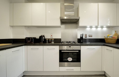Reading House | Reading Close to all amenities/Sleeps 8/w/Parking