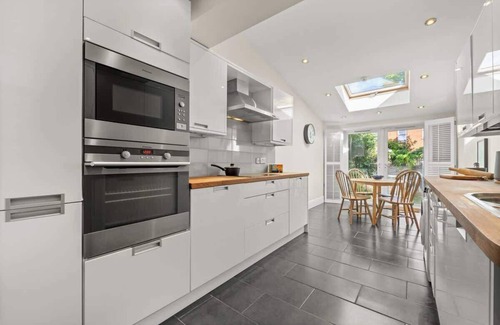 Reading City Centre House | Reading Station - Modern Home w Garden Sleeps 6