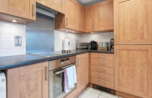 Reading City Centre Apartment | Reading Town Centre River View Serviced Apartment with 2 bedrooms, 2 bathrooms