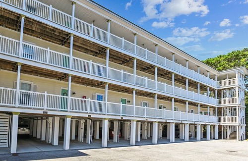 Folly Beach Condo | Ready for the Beach & Sunset Views!nPaddleboarding, Nature, Shopping & Seafood