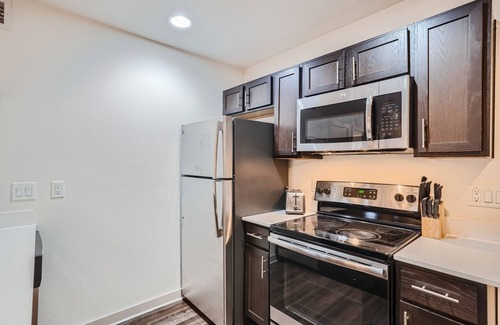 Oak Lawn Apartment | Reagan 105: Charming 1-bedroom apartment in superb Dallas with AC