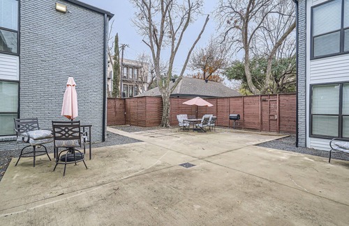Oak Lawn Apartment | Reagan 105: Charming 1-bedroom apartment in superb Dallas with AC