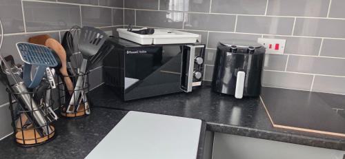 Warwick Apartment | Reardon Apartment Warwick - Sleeps 5 - Parking & Wifi