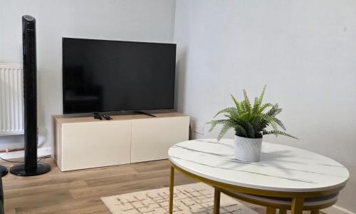 Warwick Apartment | Reardon Apartment Warwick - Sleeps 5 - Parking & Wifi