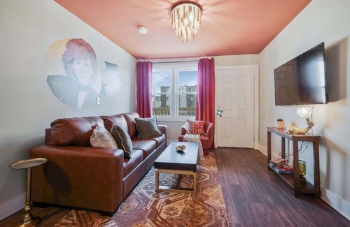 Buena Vista Apartment | Reba McEntire Themed Apartment!