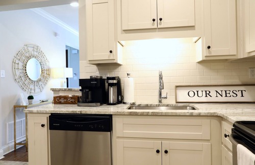 Oxford House | "Rebel Respite" - Charming Southern Getaway!