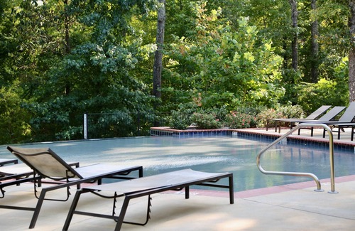 Oxford House | "Rebel Respite" - Charming Southern Getaway!