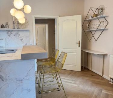 Arzheim Apartment | Rebgold Suite - Luxury Living by Lisa