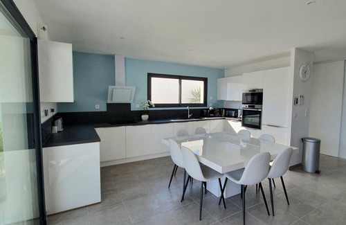 Serignan Villa | Recent comfortable villa : private heated swimming pool and close to the beaches