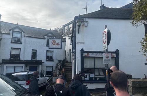 West Looe Apartment | Recently On BBC 1s BEYOND PARADISE - Prospect House is TWO PRIVATE APARTMENTS in this 17th CENTURY COTTAGE - Apartment 2 has a KIDS CABIN BUNK ROOM - Book both apartments for ONE LARGE HOUSE with Connecting Door In Lobby - PUBLIC PARKING OUTSIDE