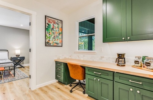 Forest North Estates House | Recently Remodeled Home~ Great for Small Groups & Families!