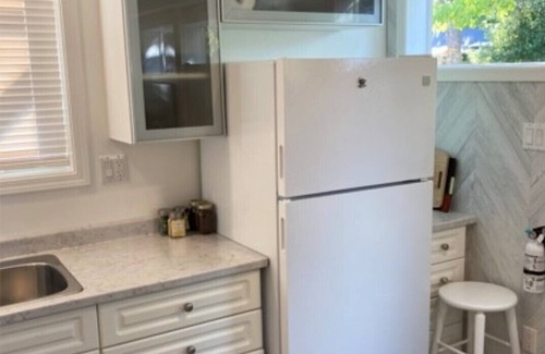 Regional District of Nanaimo Cottage | Recently reno'd cottage with private fenced yard, near beach, trails & village.