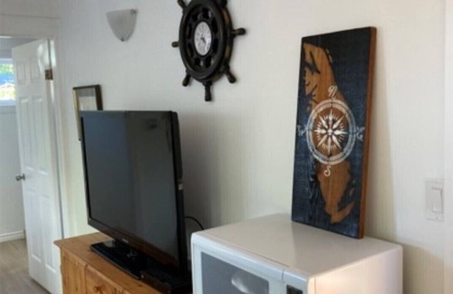 Regional District of Nanaimo Cottage | Recently reno'd cottage with private fenced yard, near beach, trails & village.