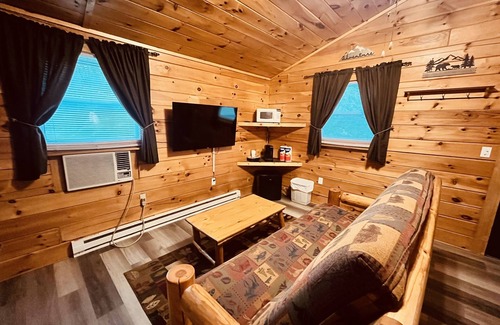 Thompsonville Cabin | Recently renovated Log cabin with Hot tub!