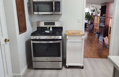 Broadmoor House | Recently Renovated 3-bedroom house with WiFi in Oakland