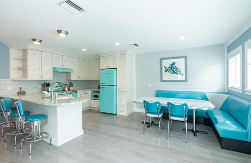 Holmes Beach Cottage | Recently Renovated Luxury Ground Floor Island Home Close to Beach!o Sleeps 4