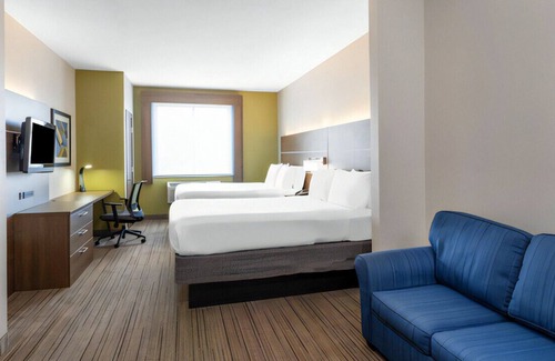 White Rock Hills House | Recharge in our Spacious Room! Onsite Pool, Gym