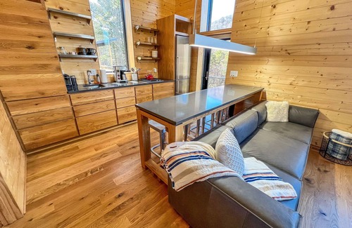 West Jefferson Cabin | Recharge in the High Country - WiFi, Comfort & Mtn Serenity @Enchanted Escape