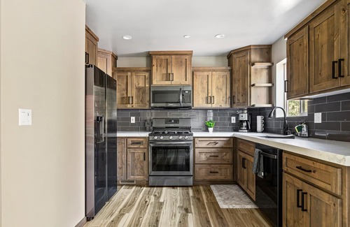 Woodlands Ski Chalet | Recovery Getaway I Sauna, HotTub, BocceBall, ARCADE! LargeDeck, Pets OK,