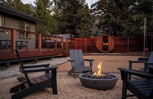Woodlands Ski Chalet | Recovery Getaway I Sauna, HotTub, BocceBall, ARCADE! LargeDeck, Pets OK,