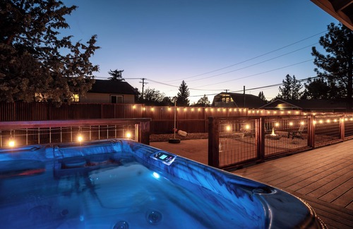 Woodlands Ski Chalet | Recovery Getaway I Sauna, HotTub, BocceBall, ARCADE! LargeDeck, Pets OK,