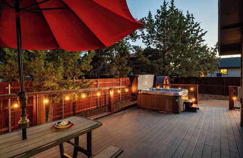 Woodlands Ski Chalet | Recovery Getaway I Sauna, HotTub, BocceBall, ARCADE! LargeDeck, Pets OK,