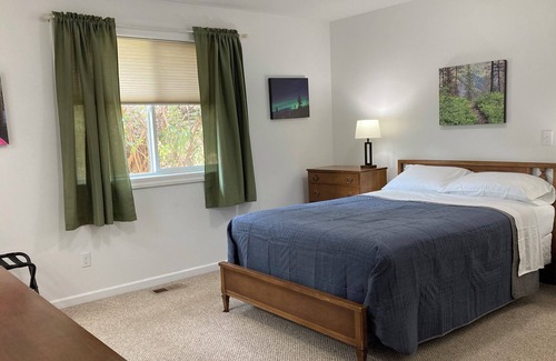 Winthrop House | Recreation Retreat - 3BR/2BA Walk to town, trails, rink, pizza, theater, river!