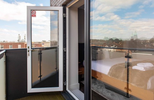 West Bridgford Apartment | Rectory Road - Luxurious 1bedroom flat with balcony complete with seating.