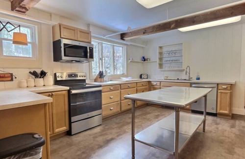Killington Apartment | Red Bear Inn- 6.5 Baths! Grill, Pool, Central