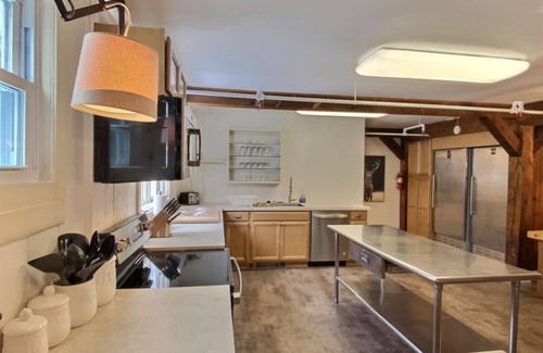 Killington Apartment | Red Bear Inn- 6.5 Baths! Grill, Pool, Central