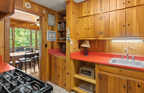 Highlands Hills Cottage | Red Bird Cottage 1.7 miles to Highlands