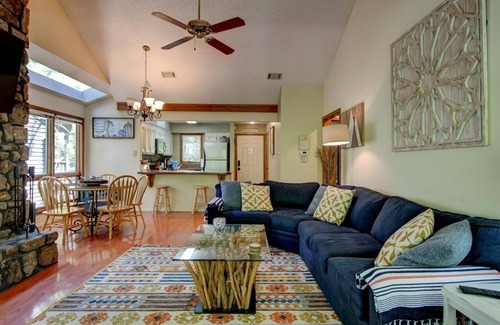 Mount Ida Condo | Red Bird Retreat/8DRB, Mt Harbor 2/2 Fully Stocked Next to Pool hosted by LOVR