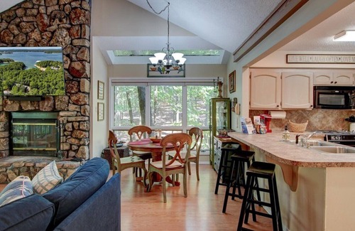 Mount Ida Condo | Red Bird Roost/20DRB hosted by LOVR