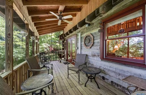Mentone Cabin | Red Bird Roost - Cozy log cabin on the Brow steps to downtown and Brow Park